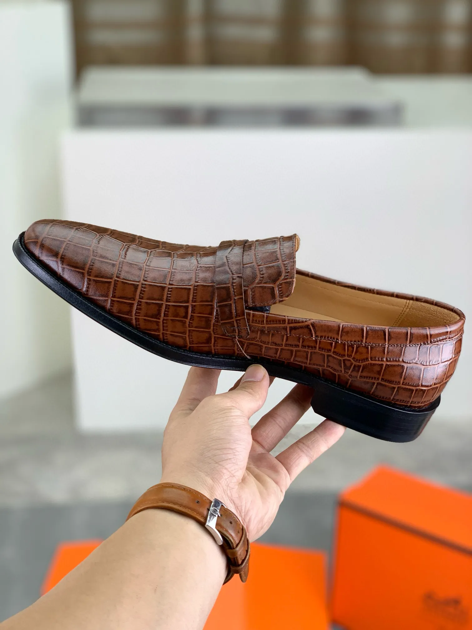 Factory price P960 💰Top version 💎💎💎 Original leather outsole Brand: Hermès (Hermès) Standard code: Men's size 39-44 (38, 45 can be customized) Grade: Same as the official website Original quality materials: Original soft calfskin Water-dyed cowhide lining Original Italian leather outsole Style categories: Men's fashion Formal casual leather shoes Slip-on men's shoes series Young fashion European and American trends, British style, colors: multiple options, counter packaging